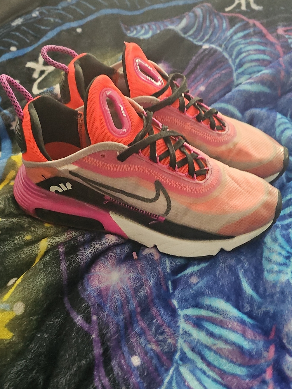 Nike Womens 7.5 Pink and Coral Athletic Sneakers with Black Accents